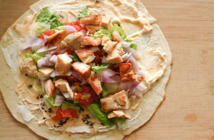 Domáci kurací wrap s cesnakovým dresingom
