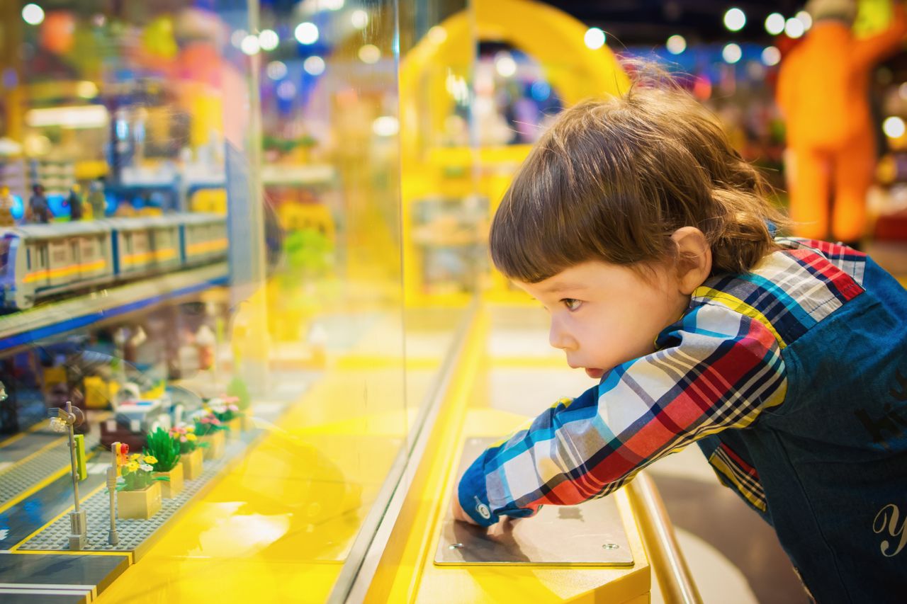 Vydejte se po stopách zlatého klíče a pomozte odemknout nový LEGO® store